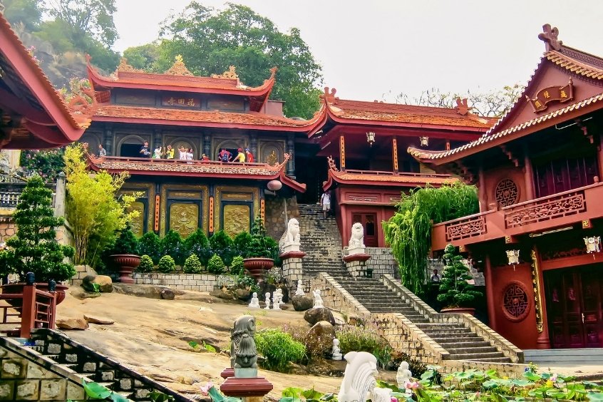 Chùa Dư Hàng cổ kính tại Hải Phòng với kiến trúc Phật giáo đặc trưng, mái ngói cong và không gian thanh tịnh