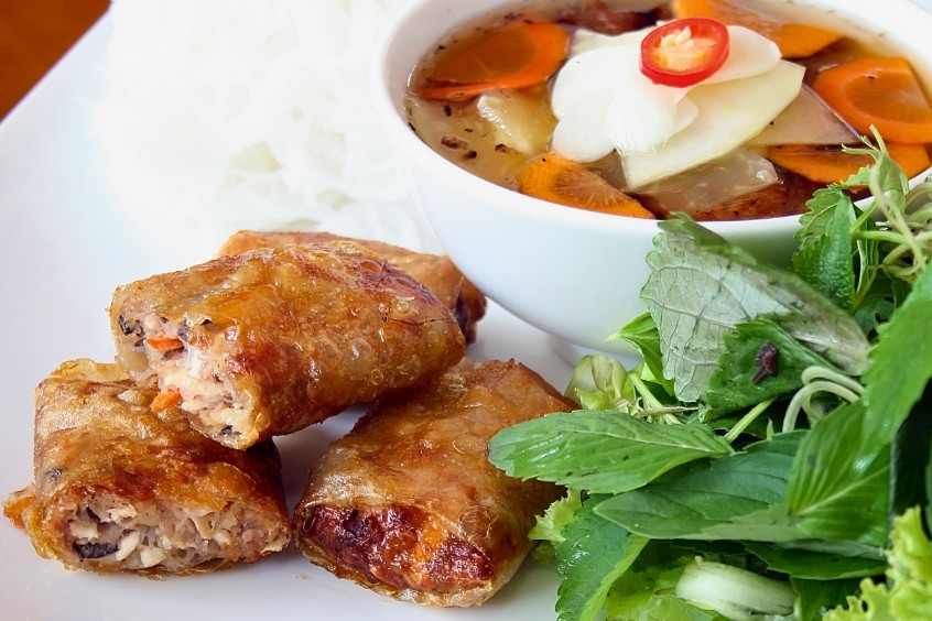 Nem cua bể Hải Phòng vàng giòn hấp dẫn là đặc sản không thể bỏ lỡ khi ghé thăm thành phố cảng