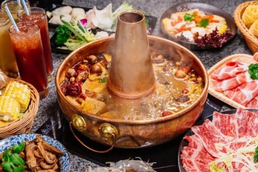 Lẩu cừu Bắc Kinh -  Lẩu cừu truyền thống ăn kèm nồi đồng đặc trưng và than hoa đỏ rực 