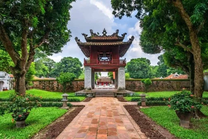 Vé máy bay từ Yangon đi Hà Nội - Văn Miếu là  biểu tượng của nền giáo dục và truyền thống hiếu học của Việt Nam