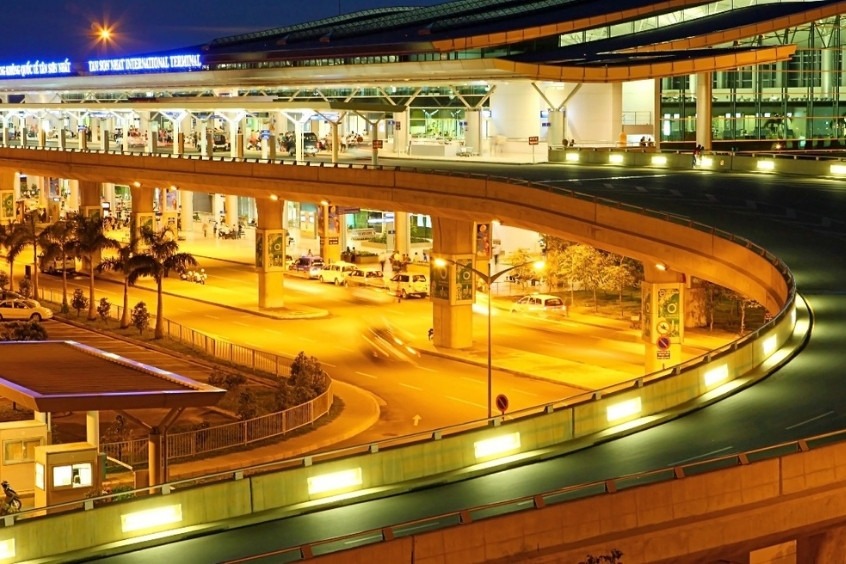 Sân bay quốc tế Tân Sơn Nhất - Cách trung tâm Thành phố Hồ Chí Minh khoảng 7–8 km