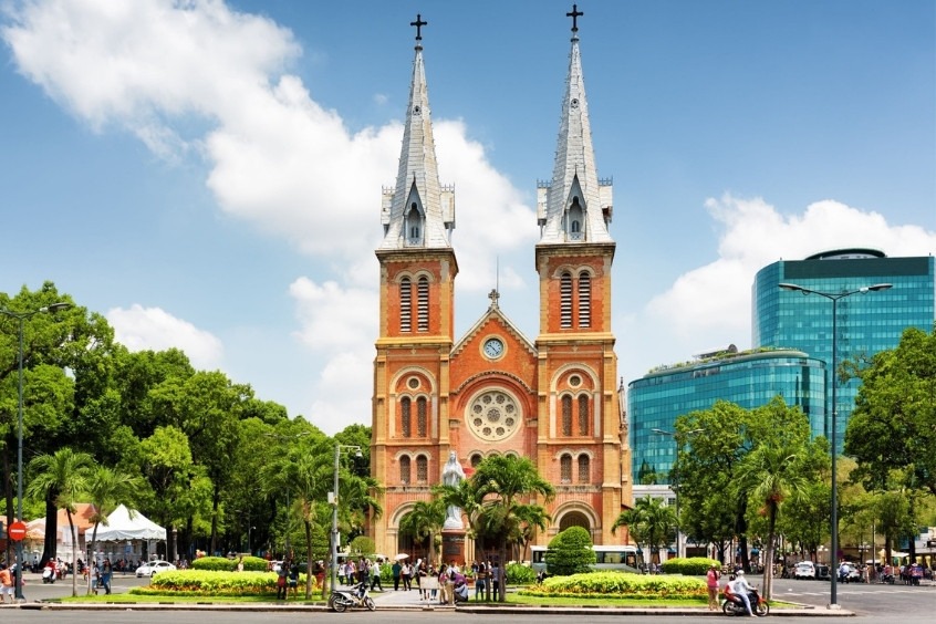 Vé máy bay từ Vientiane đi Tp. Hồ Chí Minh - Ngắm nhìn toàn cảnh Nhà thờ Đức Bà từ xa