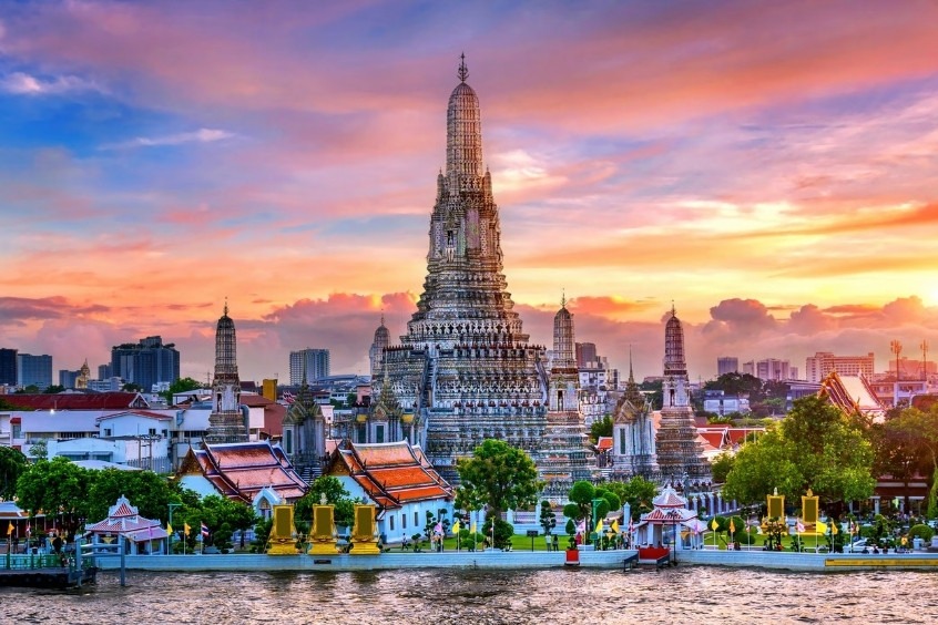 Vé máy bay đi Bangkok - Khung cảng hoàng hôn buông xuống bên chùa Wat Arun
