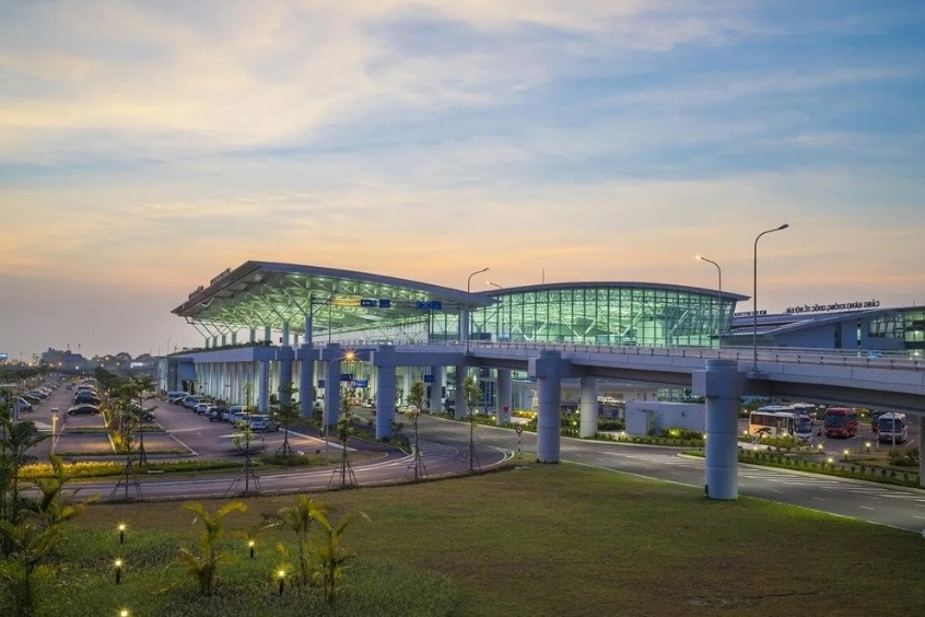 Sân bay quốc tế Nội Bài - Sân bay cách trung tâm Hà Nội khoảng 27 km về phía Tây Bắc 