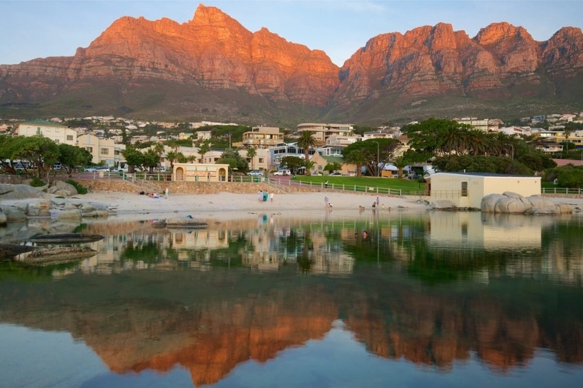 Bãi biển Camps Bay - Nơi đây là một khu ngoại ô giàu có nổi tiếng với bãi biển cát trắng tuyệt đẹp
