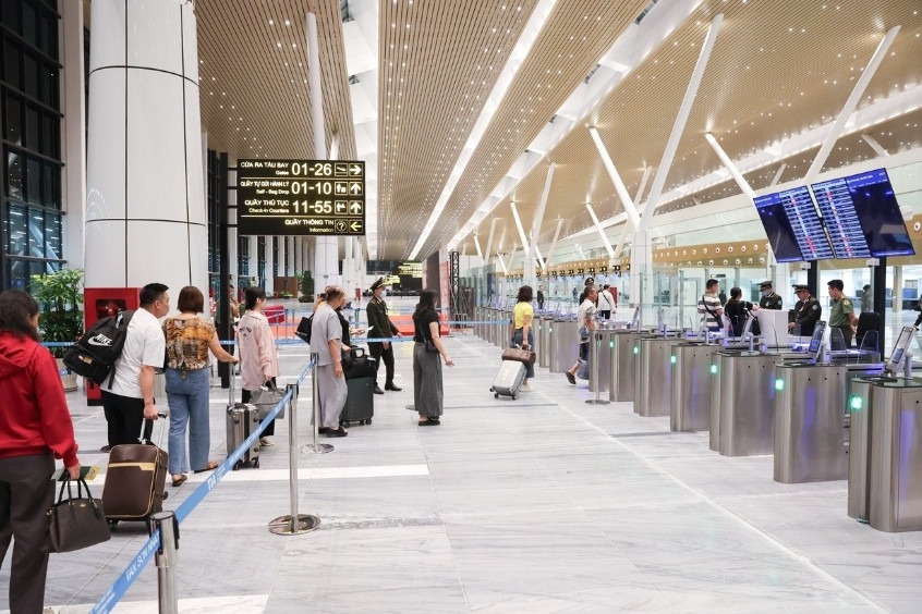 Sân bay quốc tế Tân Sơn Nhất - Khung cảnh nhộn nhịp bên trong sân bay