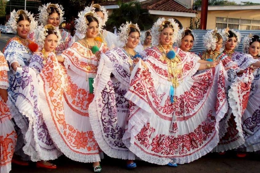 Phụ nữ Panama rực rỡ trong bộ trang phục truyền thống Pollera