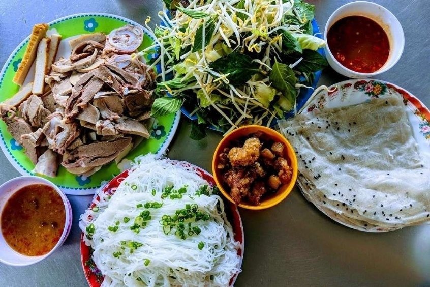 Du khách đến Tuy Hòa nhất định phải thưởng thức món bánh hỏi lòng heo trứ danh 