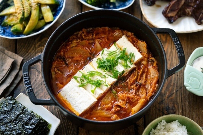Kimchi Jjigae - Món canh kim chi nóng hổi, đậm đà với vị chua cay đặc trưng