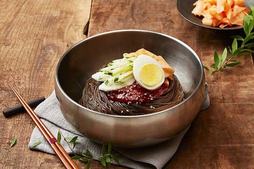 Naengmyeon - Món mì lạnh nổi tiếng thường được người Hàn ăn vào mùa hè để giải nhiệt