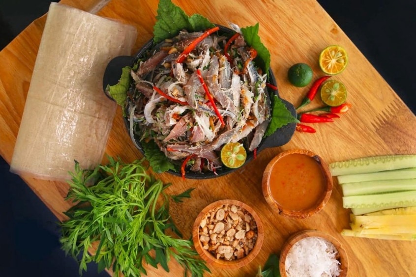 Gỏi cá trích - Món đặc sản tươi ngon với cá trích sống trộn rau củ, dừa nạo và nước chấm đặc trưng