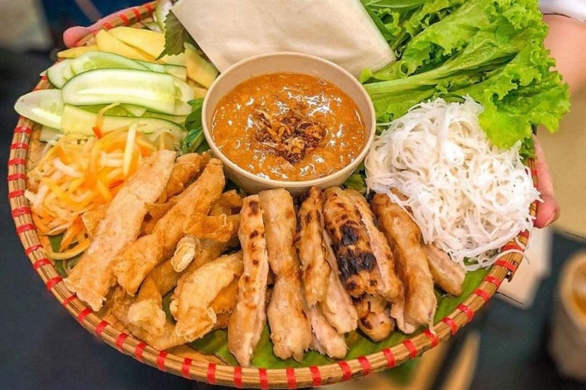 Nem nướng Nha Trang - Nem nướng nổi tiếng nhờ hương vị đậm đà và nước chấm công thức riêng 