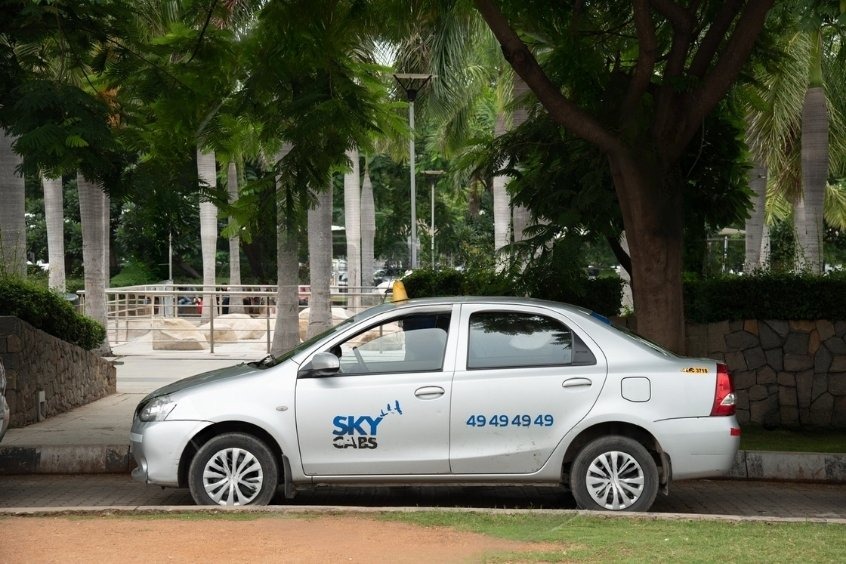 Taxi truyền thống - Giá cao hơn xe buýt nhưng tiện cho du khách nhiều hành lý hoặc cần đi nhanh