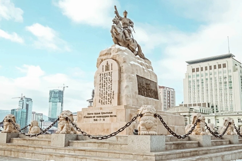 Vé máy bay từ TP. Hồ Chí Minh đi Ulaanbaatar - Tượng đài kỵ mã Damdiny Sükhbaatar, anh hùng cách mạng Mông Cổ