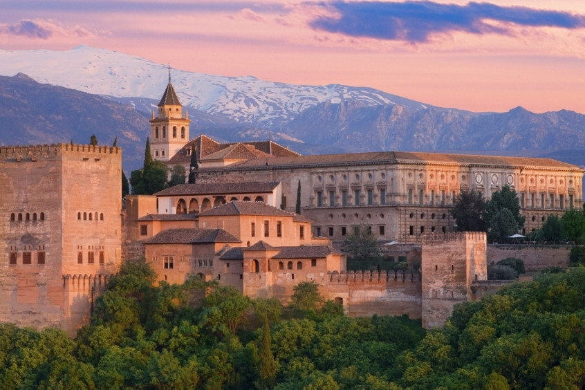 Thành phố Granada là thành phố ở phía nam Tây Ban Nha