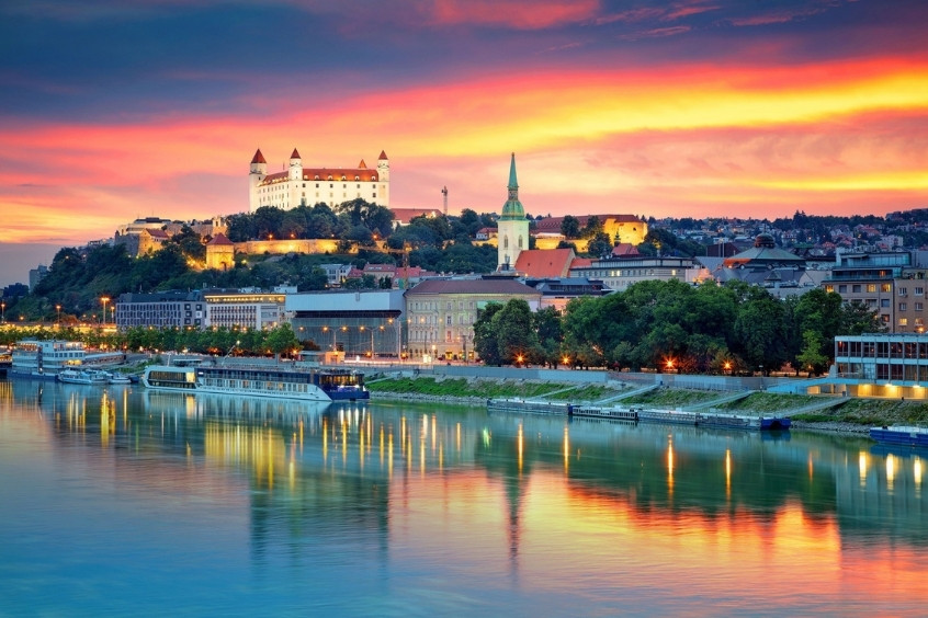 Hoàng hôn trên lâu đài Bratislava và sông Danube thơ mộng ở thủ đô Slovakia
