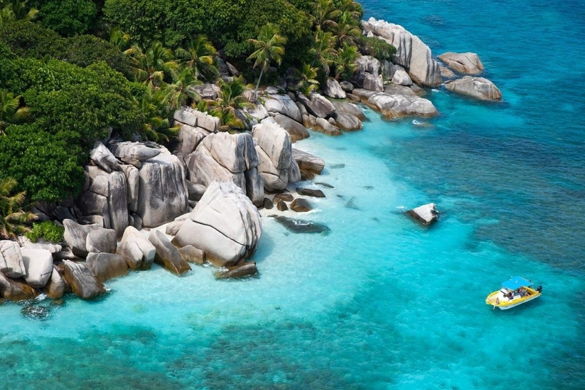 Bờ biển tại La Digue, một hòn đảo ở Seychelles
