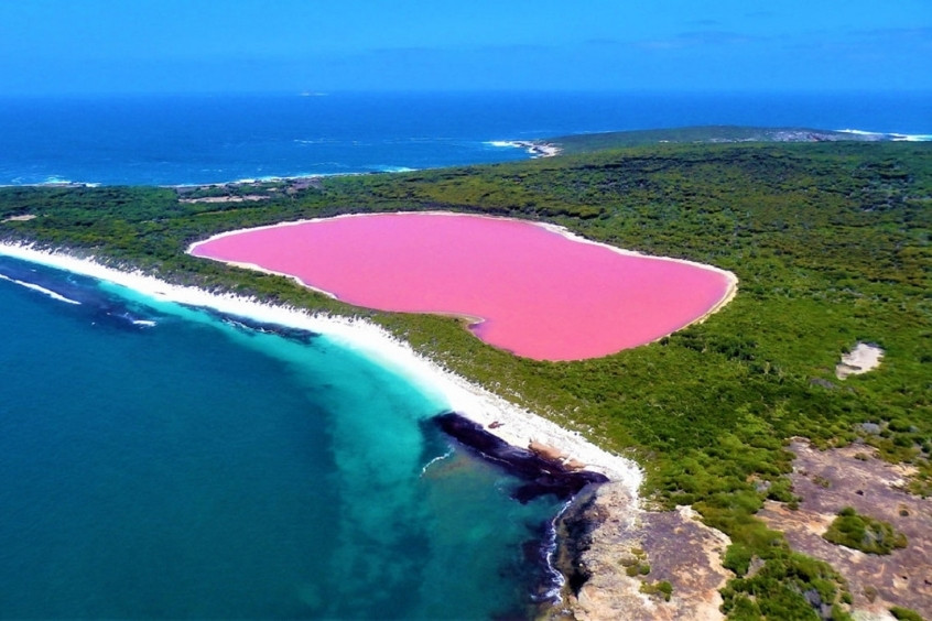 Hồ Retba rộng khoảng 3km2, nằm ở phía bắc bán đảo Cap Vert ở Sénégal