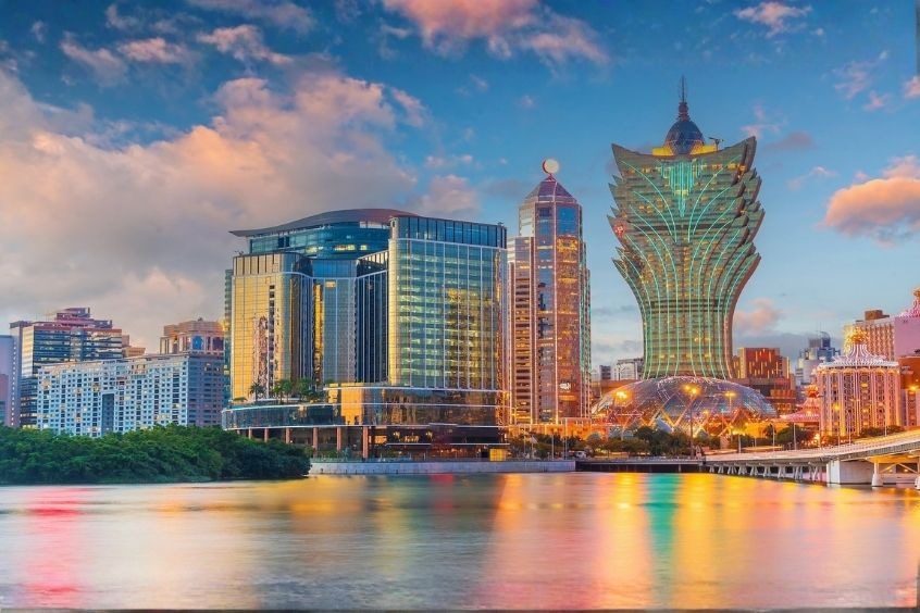 Vé máy bay đi Macau - Tòa Grand Lisboa nổi bật bên phải với kiến trúc biểu tượng của Ma Cao 