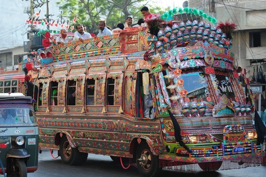 Xe buýt ở Pakistan cũng là một lại phương tiện đáng trải nghiệm 