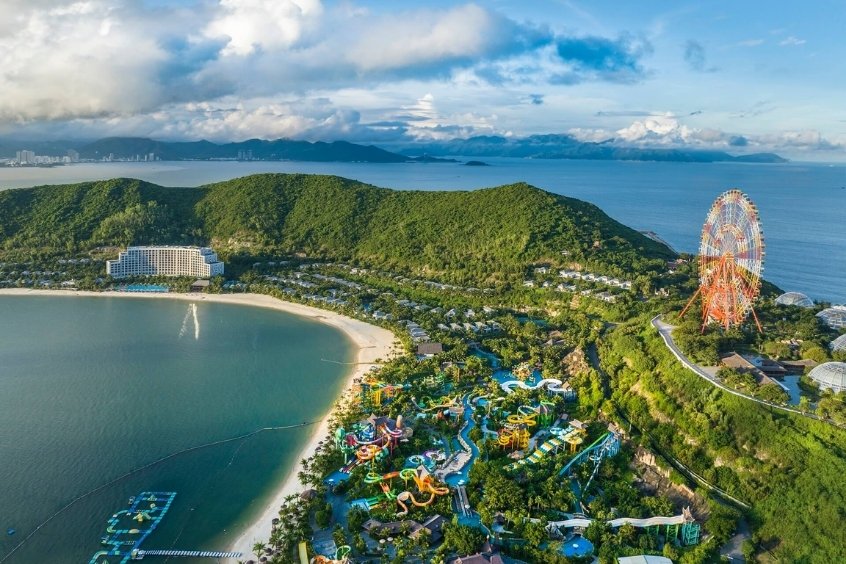 Biển Nha Trang với làn nước trong xanh và bãi cát trắng trải dài