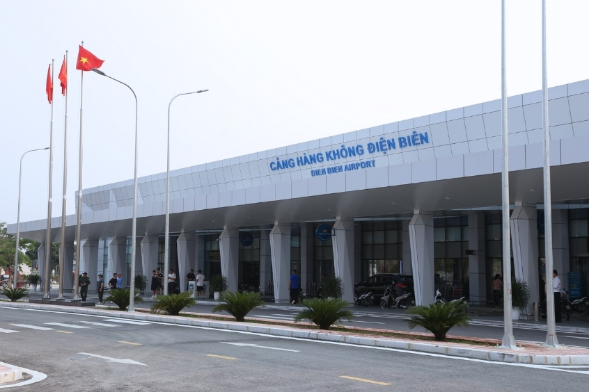 Toàn cảnh sân bay Điện Biên giữa núi rừng Tây Bắc nhìn từ trên cao