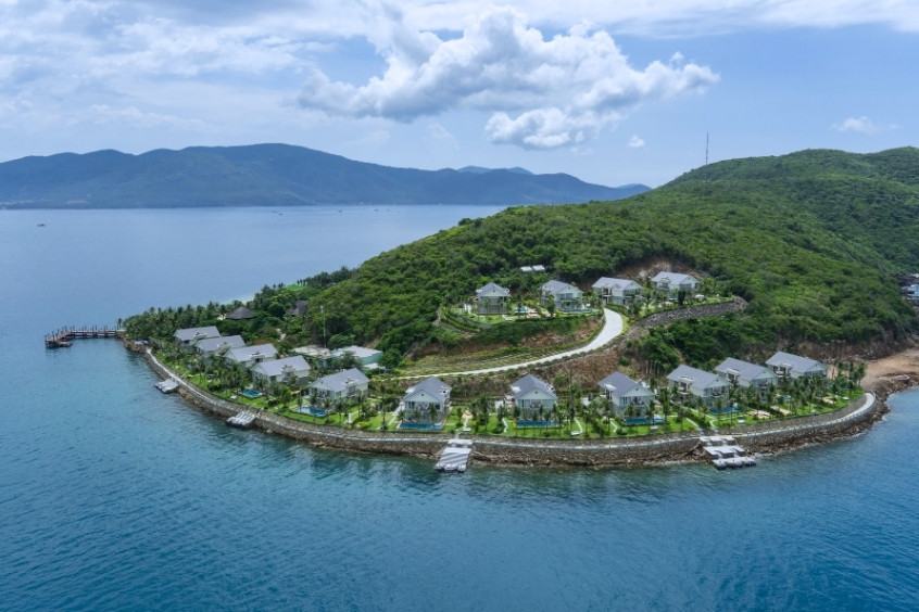 Khu nghỉ dưỡng cao cấp nằm giữa thiên nhiên xanh mát trên đảo Hòn Tằm