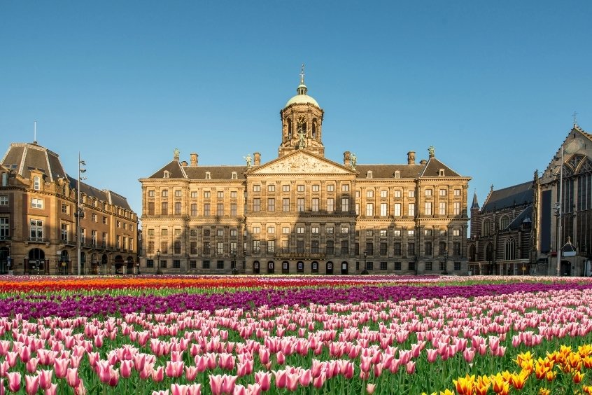 Cung điện Hoàng gia Amsterdam là một công trình kiến trúc lịch sử và văn hóa nổi bật ở trung tâm Amsterdam