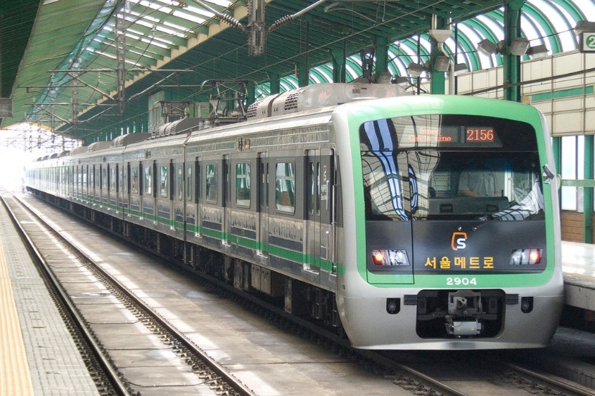 Tàu tốc hành nhanh nhất từ Sân bay Quốc tế Incheon đến Seoul, hoạt động từ 5h30 sáng đến 11h55 tối. 