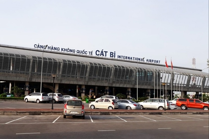 Bên ngoài sân bay Cát Bi