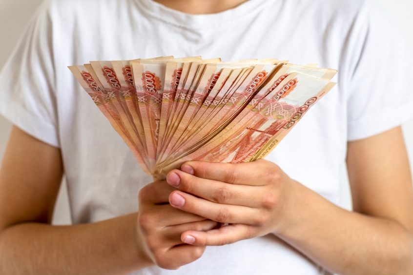 Ruble (₽) – đồng tiền chính thức của Nga.