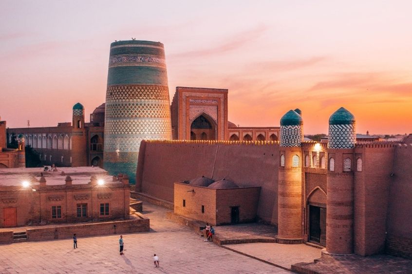 Tháp Kalta Minor ở Khiva, Uzbekistan vào lúc hoàng hôn