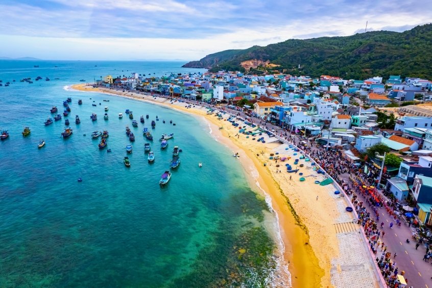 Toàn cảnh thành phố Quy Nhơn nhìn từ trên cao với biển xanh và núi non hùng vĩ