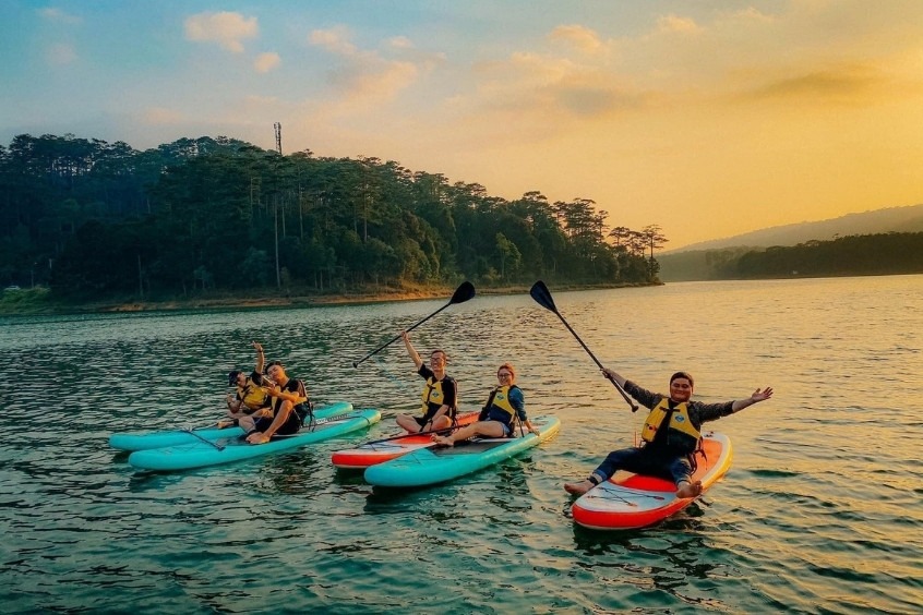 Hồ Tuyền Lâm - Hoạt động chèo sup trên hồ Tuyền Lâm 