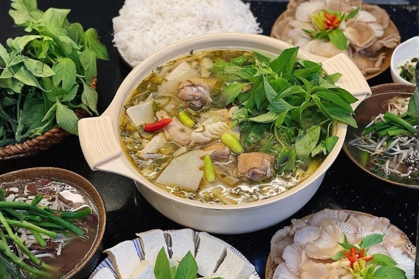 Lẩu gà lá é - Buổi tối ấm cúng thưởng thức món lẩu gà cay nồng