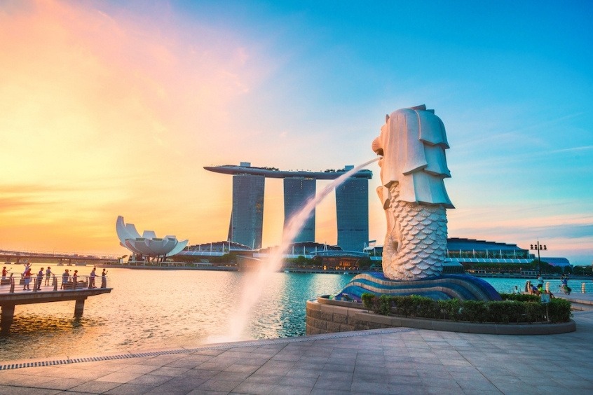 Vé máy bay đi Singapore - Ngắm hoàng hôn tuyệt đẹp tại công viên Merlion ở Singapore (Nguồn: Internet)