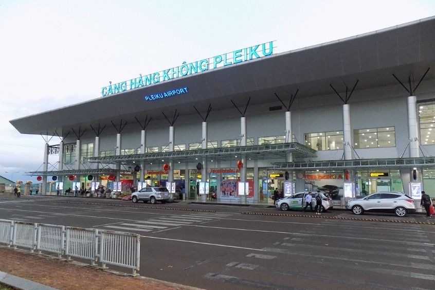 Quang cảnh sân bay Pleiku rộng rãi, chuẩn bị cho chuyến bay đi Hải Phòng