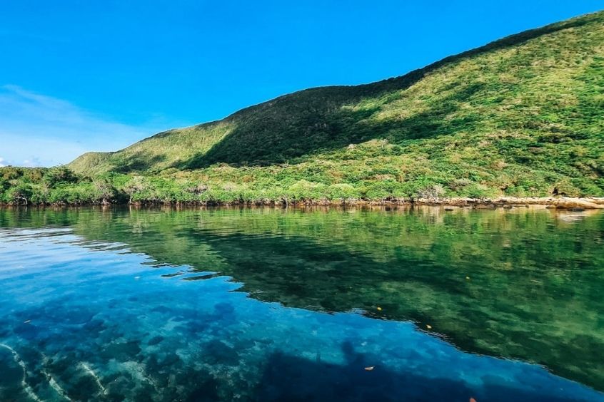 Nét đẹp thiên nhiên trong trẻo với dòng nước xanh biếc