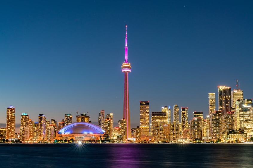 Khám phá Toronto từ độ cao của CN Tower – một trong những tháp cao nhất thế giới. 