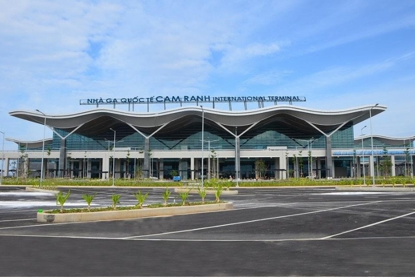 Sân bay quốc tế Cam Ranh - Sân bay chính phục vụ tỉnh Khánh Hòa và khu vực Nam Trung Bộ của Việt Nam