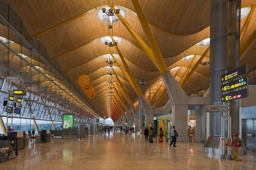 Sân bay Adolfo Suárez Madrid–Barajas là sân bay quốc tế lớn nhất và tấp nập nhất Tây Ban Nha