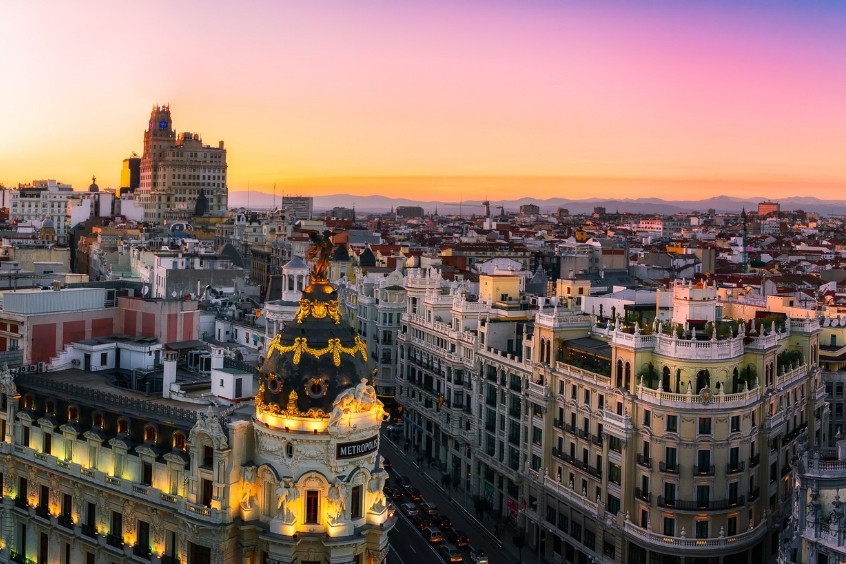 Madrid là thủ đô và thành phố lớn nhất của Tây Ban Nha, tọa lạc tại trung tâm địa lý của đất nước này