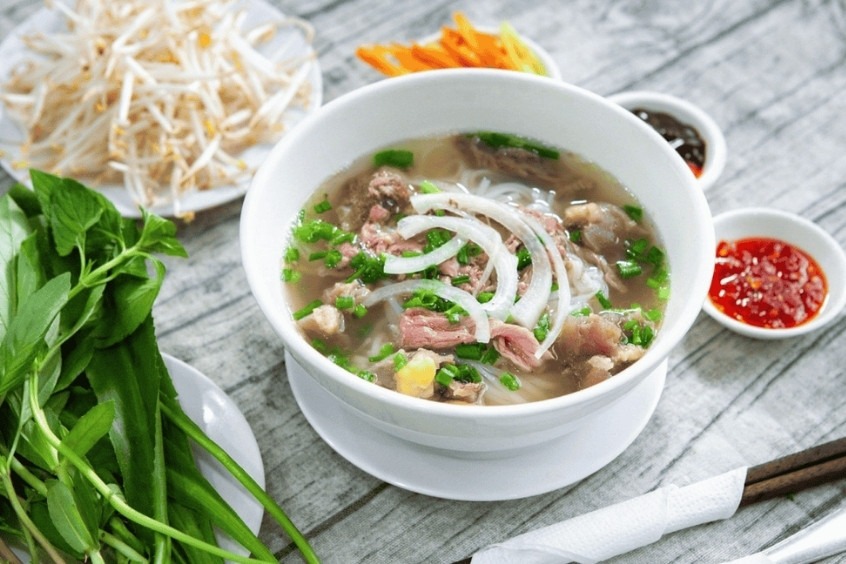 Phở Việt Nam - Phở món ăn biểu tượng của Việt Nam với nước dùng trong và vị ngọt thanh