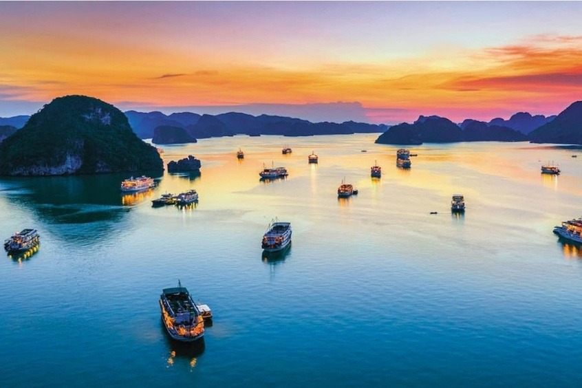 Hạ Long - Vịnh Hạ Long thuộc tỉnh Quảng Ninh là biểu tượng du lịch nổi tiếng của Việt Nam 