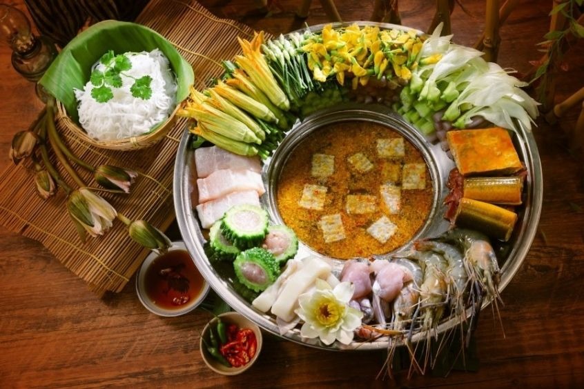 Lẩu mắm - Nước lẩu từ mắm cá linh hoặc mắm sặc kết hợp hàng chục loại rau đặc sản miền Tây 