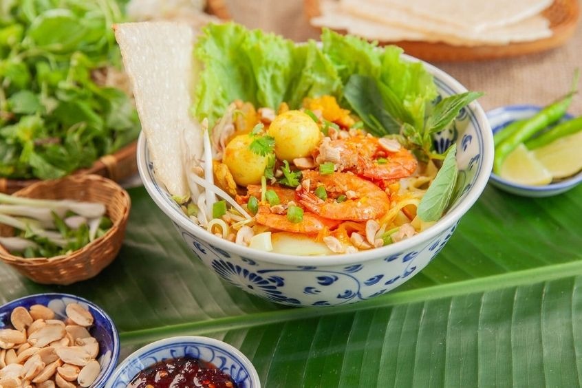 Mì quảng là món ăn sẽ đánh thức vị giác mà bạn nhất định phải thử trong chuyến du lịch Việt Nam