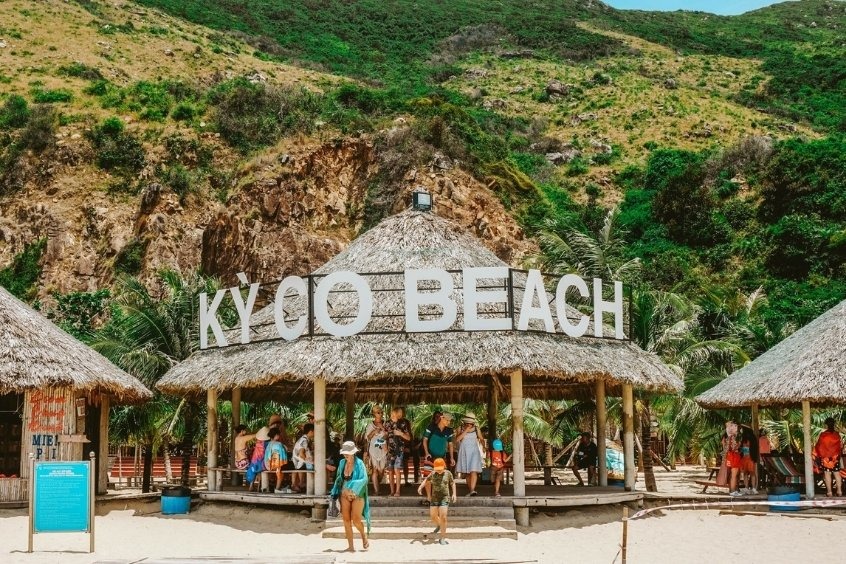 Kỳ Co - Kỳ Co nổi bật với bãi cát trắng mịn và làn nước xanh trong vắt