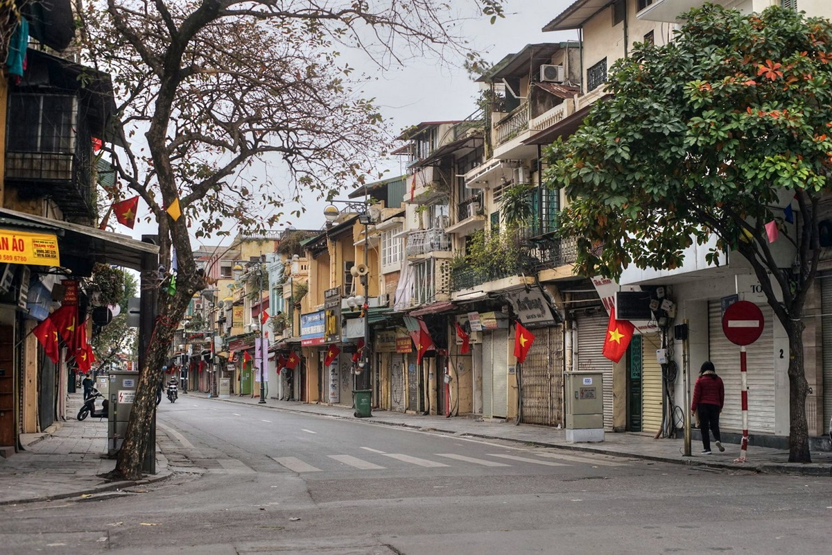 Phố cổ Hà Nội – Nơi lưu giữ linh hồn của thủ đô với những con phố nhỏ, mái nhà cổ kính và nhịp sống sôi động (Ảnh: Internet)