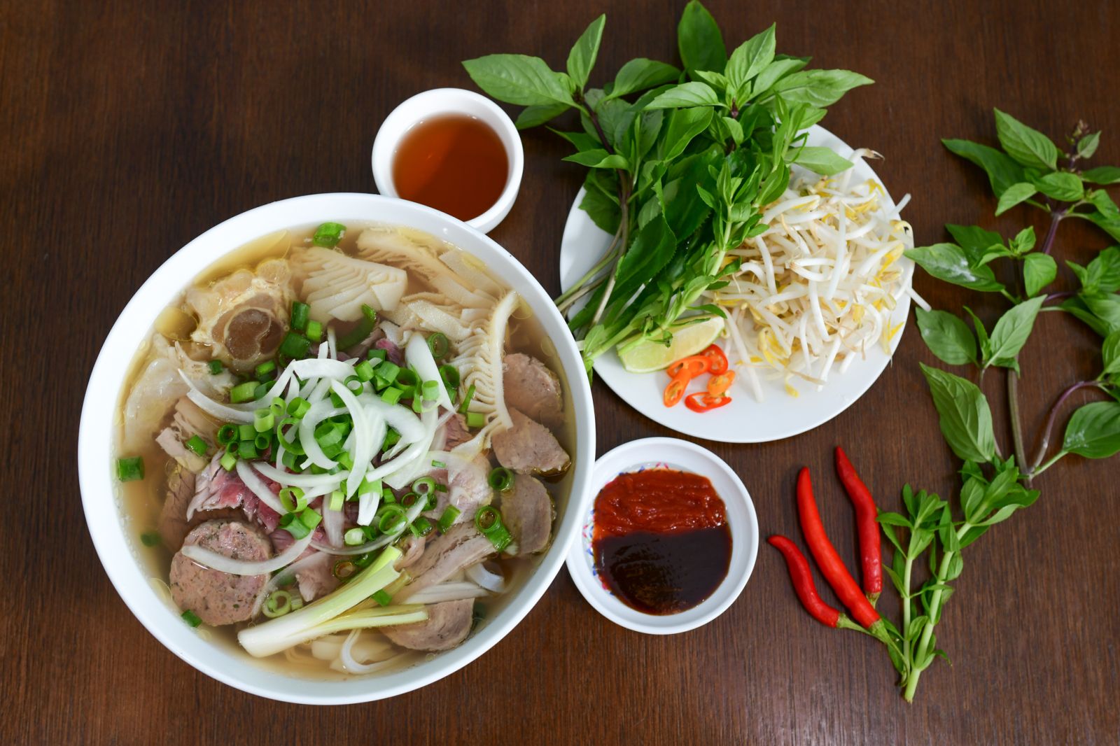 Phở Hà Nội – Tinh hoa ẩm thực đất Bắc với nước dùng thanh ngọt, bánh phở mềm và thịt bò thơm ngon (Ảnh: Internet)