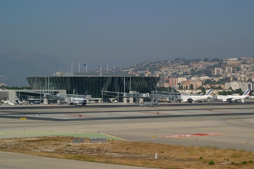 Sân bay Nice Côte d'Azur (NCE) là sân bay bận rộn thứ ba ở Pháp